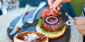 vegan-cheeseburger-assembly
